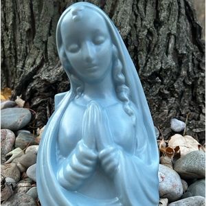 Praying Madonna, Hagar pottery